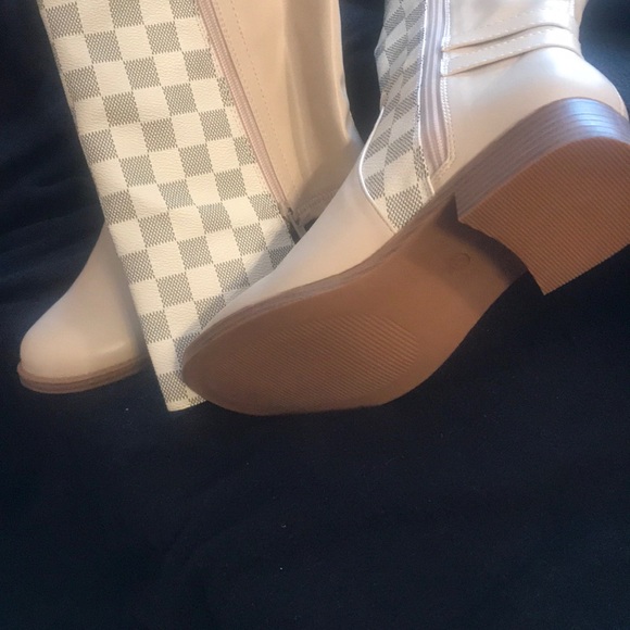 Beautiful boots - Picture 3 of 4